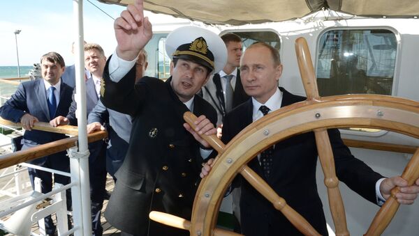 Rusya Devlet Başkanı Vladimir Putin, Soçi'de Nadejda yelkenlisinin dümeninde. - Sputnik Türkiye