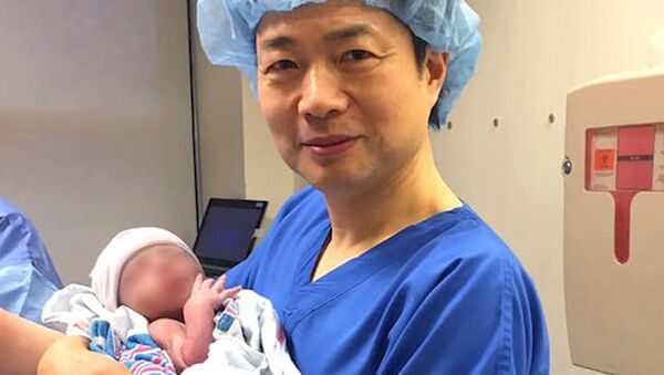3 farklı ebeveynin DNA’sına sahip ilk bebeği dünyaya getiren Dr. John Zhang - Sputnik Türkiye