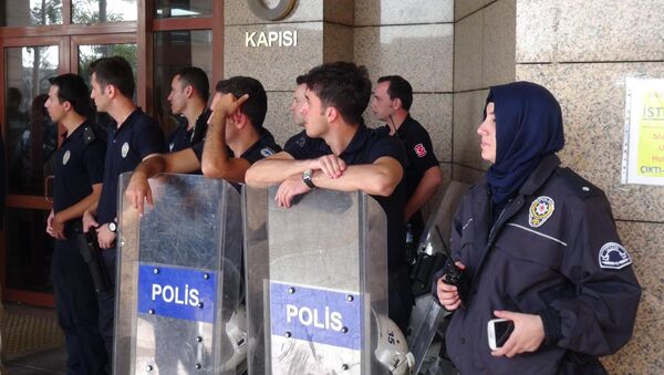 Polisin kılık ve kıyafet yönetmeliğinin değiştirilmesinin ardından ilk başörtülü kadın polis İzmir’de adliye önünde görüntülendi. - Sputnik Türkiye