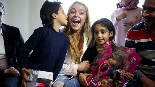 Lindsay Lohan Suriyeli aileyi ikinci kez ziyaret etti - Sputnik Türkiye