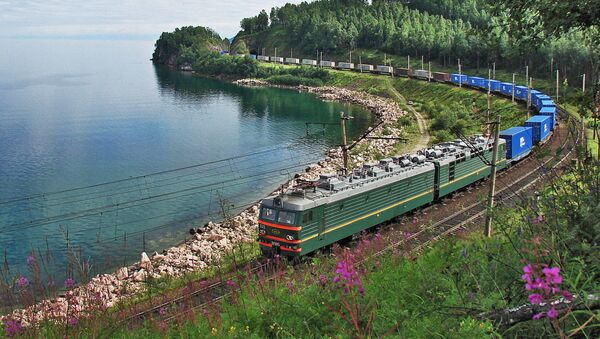 VL 85-022 tipi konteyner treni Baykal gölü kıyısında. - Sputnik Türkiye