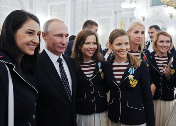 Rusya Devlet Başkanı Vladimir Putin, Brezilya'nın Rio de Janeiro kentinde gerçekleştirilen Olimpiyat Oyunları'na katılan Rus sporcularla Kremlin'de bir araya geldi. - Sputnik Türkiye