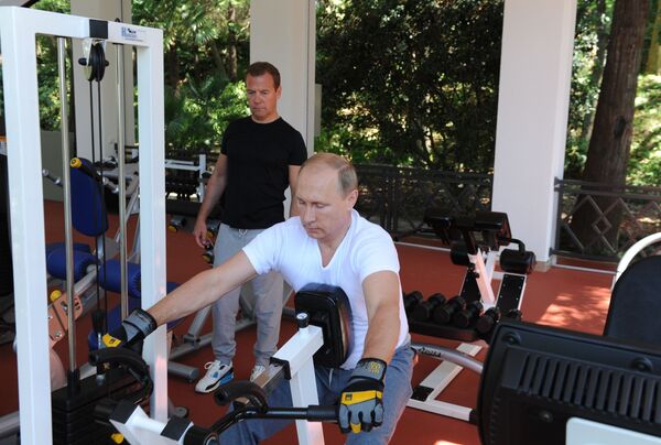 Rusya Devlet Başkanı Vladimir Putin, Rusya Başbakanı Dmitri Medvedev ile Soçi'deki rezidansında spor yaparken. - Sputnik Türkiye