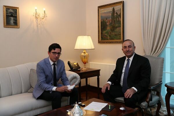 Çavuşoğlu Sputnik'e konuştu: Türkiye ve Rusya, Suriye'de savaşı durdurmaya odaklanmalı Çavuşoğlu Sputnik'e konuştu: Türkiye ve Rusya, Suriye'de savaşı durdurmaya odaklanmalı - Sputnik Türkiye