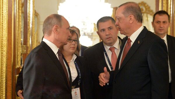 Putin ve Erdoğan görüşme öncesinde ayaküstü sohbet etti. - Sputnik Türkiye