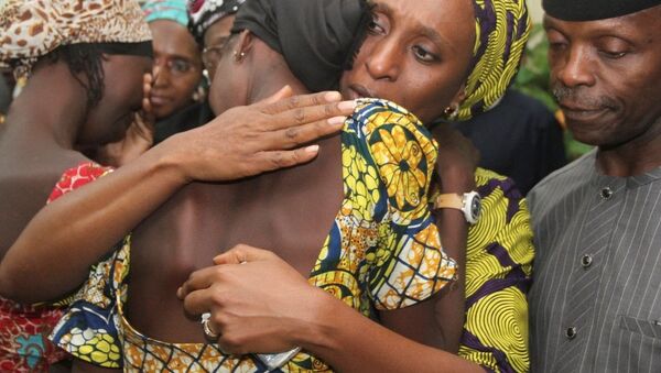 Nijerya’da Boko Haram tarafından kaçırılan ve 2 yıldan uzun süre sonra serbest bırakılan 21 Çibok kızının ailelerine kavuştuğu duygusal anlar kameralara yansıdı. - Sputnik Türkiye