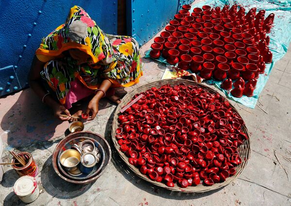Hindistan | Kalküta’da toprak lambalarını boyayan bir kadın. - Sputnik Türkiye