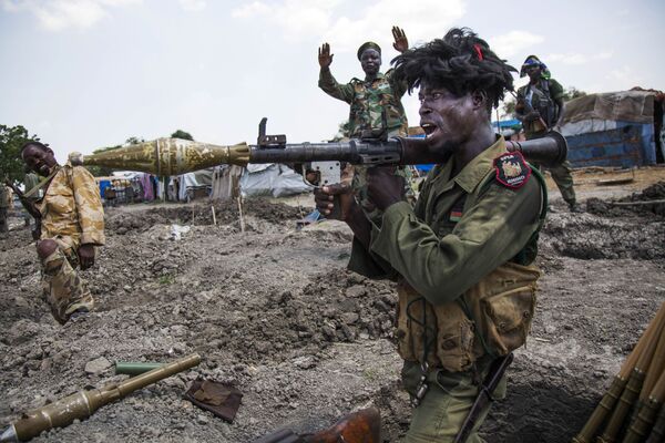 Güney Sudan | Malakal yakınlarında siper için bekleyen Sudan Halk Kurtuluş Ordusu askerleri. - Sputnik Türkiye