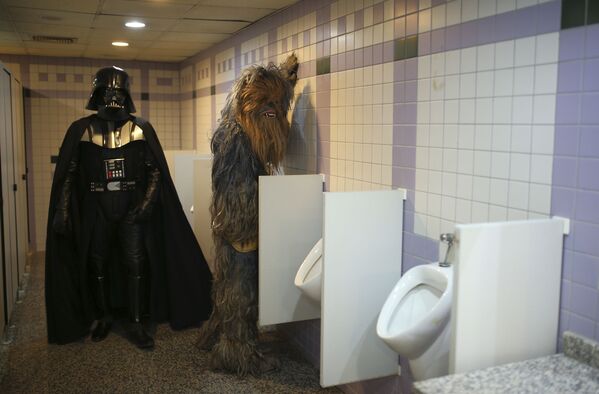 Türkiye | 53. Antalya Film Festivali sırasında erkek tuvaletinde Darth Vader ve Chewbacca kostümleriyle poz veren iki arkadaş. - Sputnik Türkiye