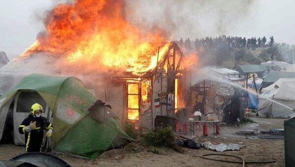 Calais'deki Jungle 'Vahşi Orman' sığınmacı kampında yangın - Sputnik Türkiye