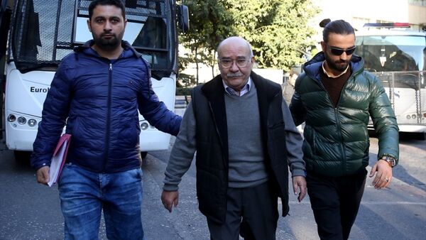 Gözaltına alınan Cumhuriyet gazetesi yazarları arasında Aydın Engin de bulunuyor. - Sputnik Türkiye