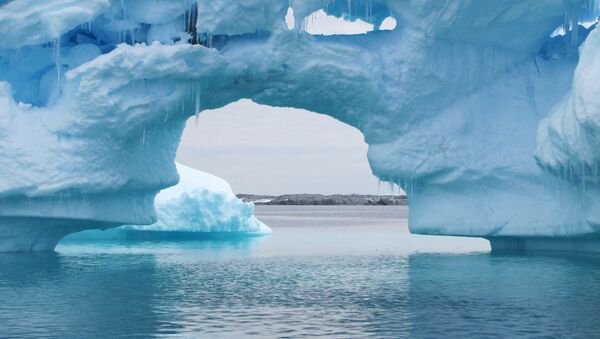 Antarktika yarımadasındaki buz dağları. - Sputnik Türkiye