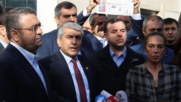 CHP İstanbul İl Başkanı Cemal Canpolat (sol 2), bazı CHP'li milletvekilleriyle Cumhuriyet gazetesinin Şişli'deki binasının önünde açıklama yaptı. CHP İstanbul milletvekilleri Sezgin Tanrıkulu (solda), Barış Yarkadaş (sağ 2) ve Cumhuriyet yazarı Ayşe Yıldırım (sağda) gözaltı kararına tepki gösterdiler. - Sputnik Türkiye