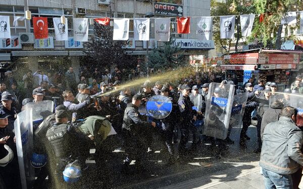 Ankara'da HDP'li milletvekillerinin gözaltına alınmasını protesto eden göstericilere polis müdahale etti. - Sputnik Türkiye