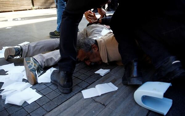 Ankara'da HDP'li milletvekillerinin gözaltına alınmasını protesto eden göstericilere polis müdahale etti. - Sputnik Türkiye