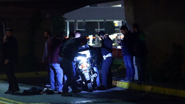 Atatürk Havalimanında polisin dur ihtarına uymayan ve kaçmaya çalışan motosikletteki şüpheli iki kişi yaşanan kovalamaca sonucunda yakalandı - Sputnik Türkiye