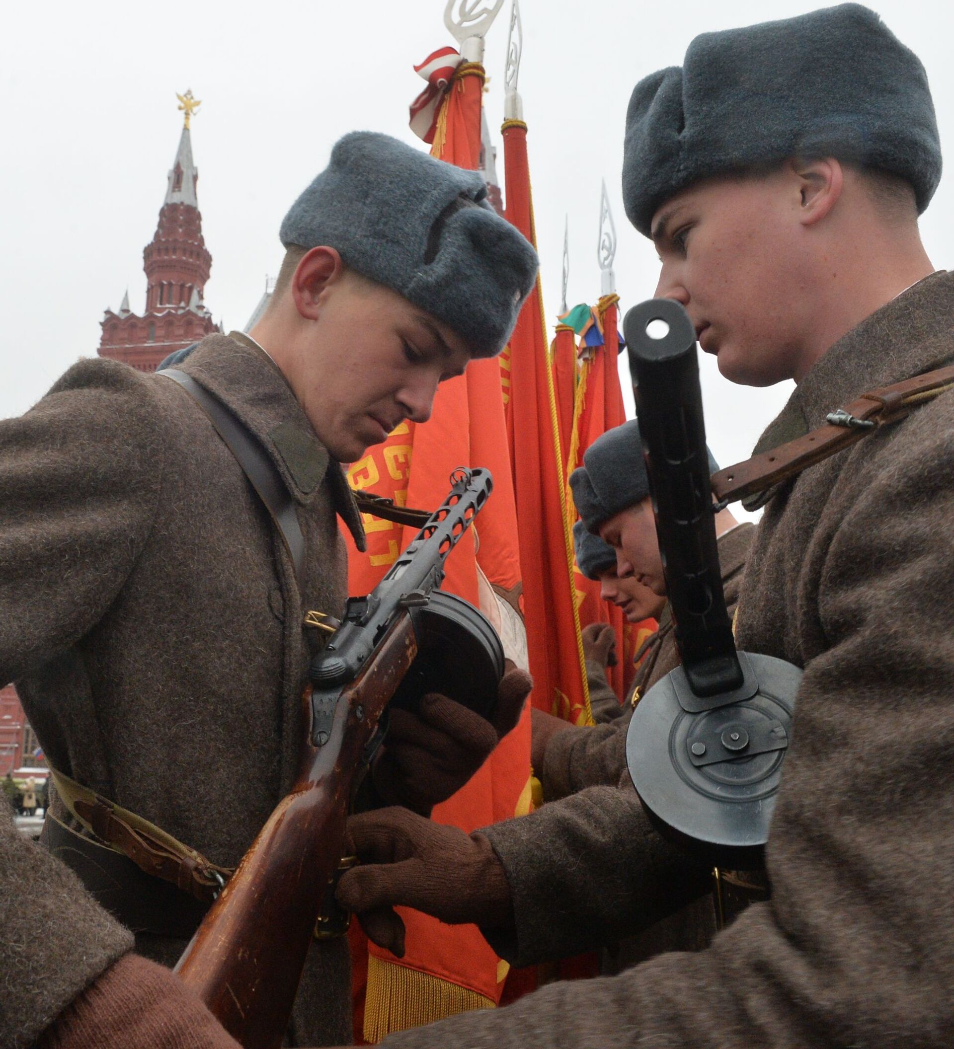 Революция сегодня. Салдаты вкрасный форми.