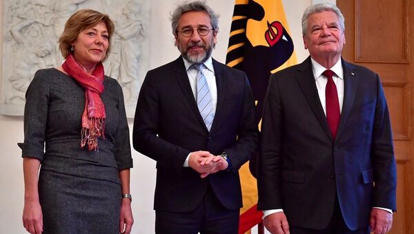 Almanya Cumhurbaşkanı Joachim Gauck, eski Cumhuriyet Gazetesi Genel Yayın Yönetmeni Can Dündar'ı Bellevue Sarayı'nda kabul etti. - Sputnik Türkiye
