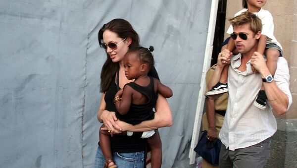 Brad Pitt ve Angelina Jolie, çocuklarıyla birlikte - Sputnik Türkiye