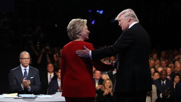 Кандидаты в президенты США Хиллари Клинтон и Дональд Трамп во время дебатов в Нью-Йорке - Sputnik Türkiye