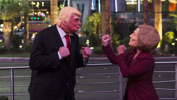 Trump ve Demokrat rakibi Clinton'ın maskelerini giymiş aktörler Las Vegas'ta insanları eğlendiriyor. - Sputnik Türkiye