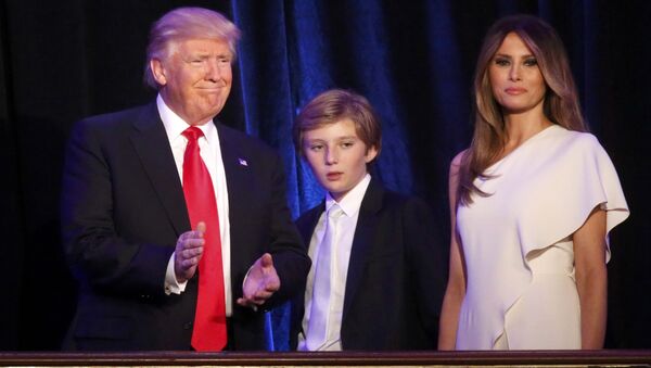 Trump eşi Melania ve oğlu Barron ile seçim sonuçlarını öğrendiği New York'ta. - Sputnik Türkiye