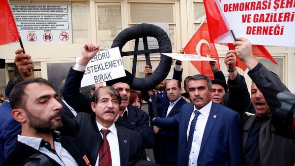 Almanya'nın Ankara Büyükelçiliği önünde toplanan 'şehit' aileleri ve gazi yakınlarından oluşan bir grup, Almanya'yı protesto etti. - Sputnik Türkiye