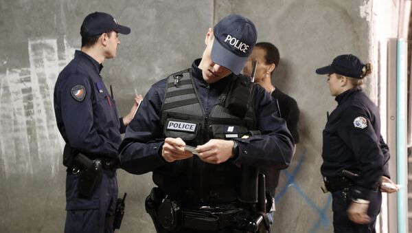 Polis Paris'te bir kişiye kimlik kontrolü yapıyor - Sputnik Türkiye