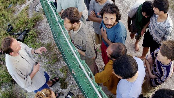 Asylum seekers at Australia's detention center on the island of Nauru gather on one side of a fence to talk with international journalists about their journey that brought them there. - Sputnik Türkiye