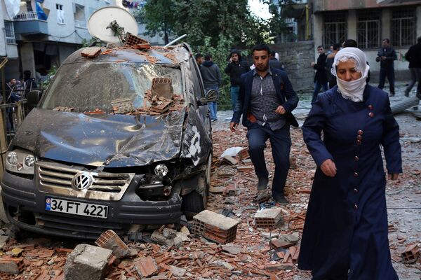 Diyarbakır'da patlayan arabanın etrafında toplanan insanlar. - Sputnik Türkiye