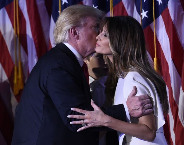 ABD başkanlık seçimlerinde zafer kazanmasının ardından Donald Trump eşi Melanya ile birlikte. - Sputnik Türkiye