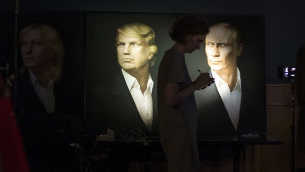 ABD'nin 45. Başkanı Donald Trump ve Rusya Devlet Başkanı Vladimir Putin’in Moskova’da bulunan Union Jack barındaki portreleri. - Sputnik Türkiye