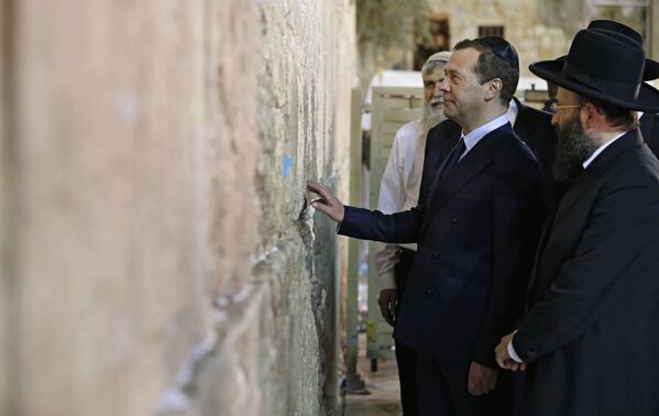 Rusya Başbakanı Dmitriy Medvedev Kudüs’te Ağlama Duvarı'nı ziyaret ediyor. - Sputnik Türkiye