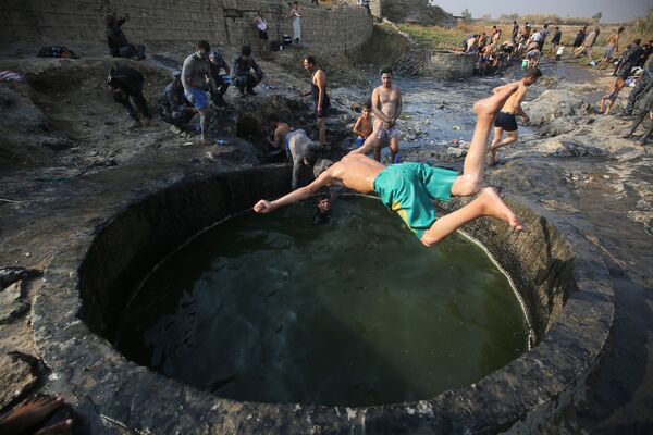 Irak askerleri Musul’un güneyinde Hammam El Alil’de kükür banyosu yapıyor. - Sputnik Türkiye