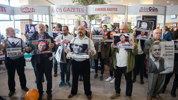 Tüyap'ta tutuklu yazar ve gazeteciler için eylem yapıldı - Sputnik Türkiye