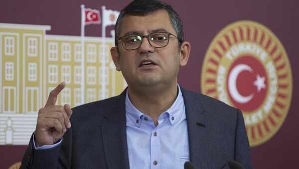 CHP Grup Başkanvekili Özgür Özel, TBMM'de basın toplantısı düzenledi. - Sputnik Türkiye