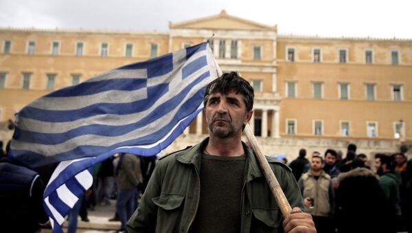 A farmer carries a Greek flag in front of the parliament during a protest against planned pension reforms in Athens, Greece February 12, 2016. - Sputnik Türkiye