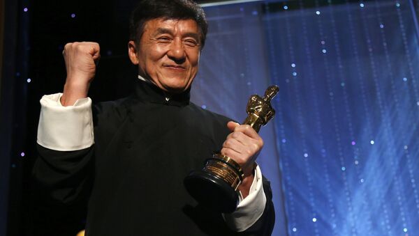 Sinema dünyasının en prestijli ödüllerinden Oscar'ı dağıtan Sinema Sanatları ve Bilimleri Akademisi Hong Kong’lu oyuncu, yazar, yönetmen ve dövüş ustası 62 yaşındaki Jackie Chan’i, sinema dünyasındaki 'olağanüstü başarılarından' dolayı onur ödülüne layık gördü. - Sputnik Türkiye