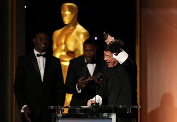 Sinema dünyasının en prestijli ödüllerinden Oscar'ı dağıtan Sinema Sanatları ve Bilimleri Akademisi Hong Kong’lu oyuncu, yazar, yönetmen ve dövüş ustası 62 yaşındaki Jackie Chan’i, sinema dünyasındaki 'olağanüstü başarılarından' dolayı onur ödülüne layık gördü. - Sputnik Türkiye