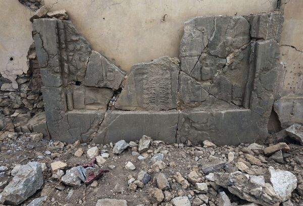 Irak’taki Nimrud antik kentindeki taş levhalar. - Sputnik Türkiye
