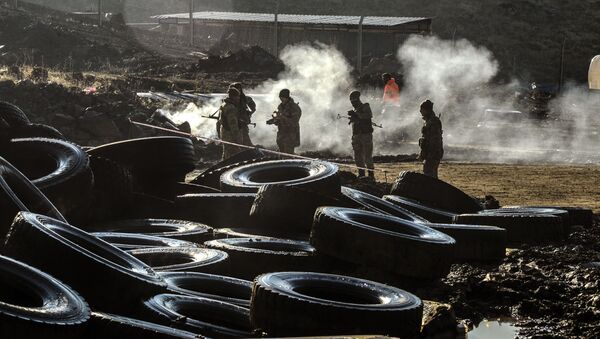 Askerler, Siirt Şirvan'da heyelan altında kalan bakır madenini inceliyor. - Sputnik Türkiye