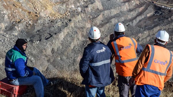 İşçiler, Siirt Şirvan'da heyelan altında kalan bakır madenini inceliyor. - Sputnik Türkiye