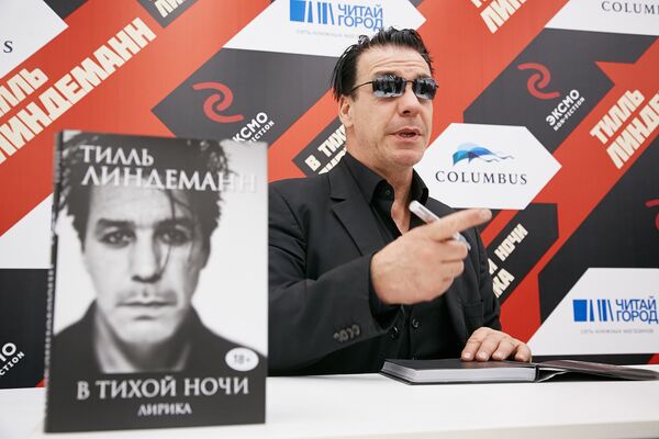 Rusya’da son derece popüler olan Alman metal müzik grubu Rammstein’ın solisti Till Lindemann, şiir kitabının tanıtımı için Moskova’ya geldi. - Sputnik Türkiye