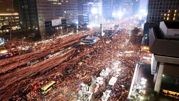 Güney Kore'de 100 binler karlı havaya rağmen başkanlık sarayına yürüdü - Sputnik Türkiye