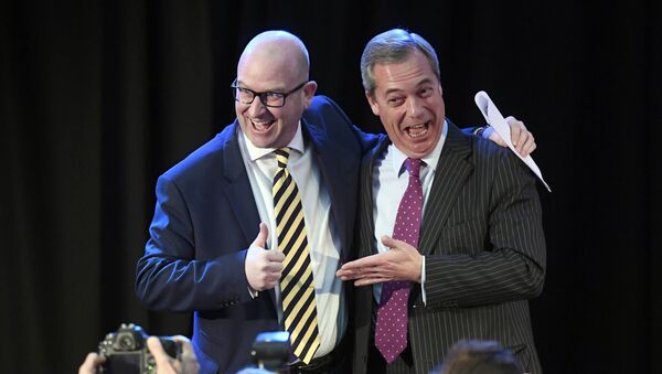 UKIP'in eski ve yeni liderleri Nigel Farage ve Paul Nuttall - Sputnik Türkiye
