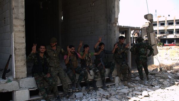 Halelp'te Suriye askerleri kurtarılan bir bölgede poz veriyor - Sputnik Türkiye