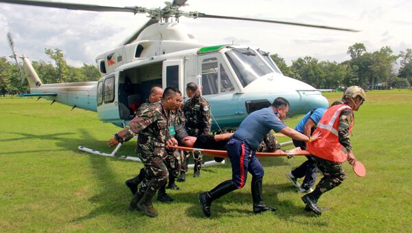 Soldiers carry on a stretcher a wounded member of Philippine President Rodrigo Duterte's presidential security group who was airlifted at an army camp in Cagayan de Oro after being hit in a roadside bomb attack in Lanao del Sur, Philippines November 29, 2016. - Sputnik Türkiye