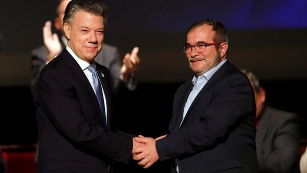 Kolombiya Devlet Başkanı Juan Manuel Santos ve FARC lideri Rodrigo Londono - Sputnik Türkiye