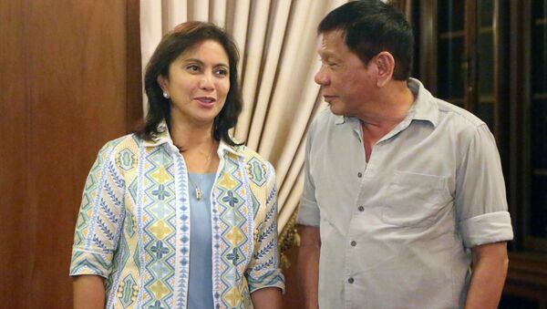 Filipinler Devlet Başkanı Duterte (sağda) ile yardımcısı Leni Robredo (solda) - Sputnik Türkiye