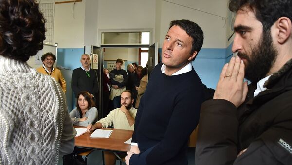 İtalya'da Başbakan Matteo Renzi, 'tarihi' referandumda oyunu kullanırken. - Sputnik Türkiye